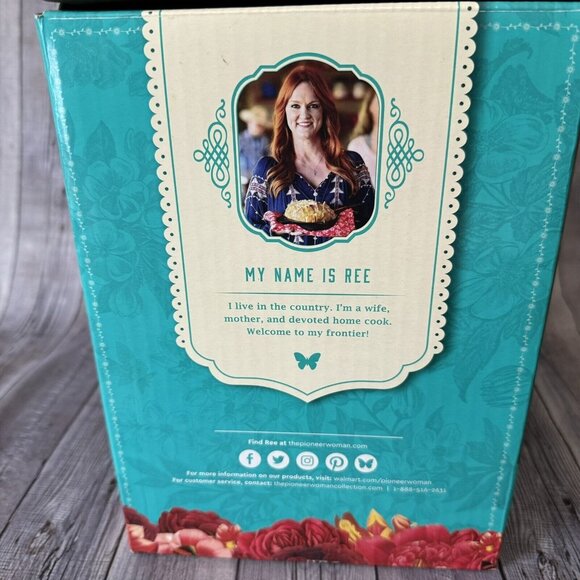 The Pioneer Woman Drummond Ranch Holiday Village 2021 Light-Up Christmas Barn - Picture 16 of 16